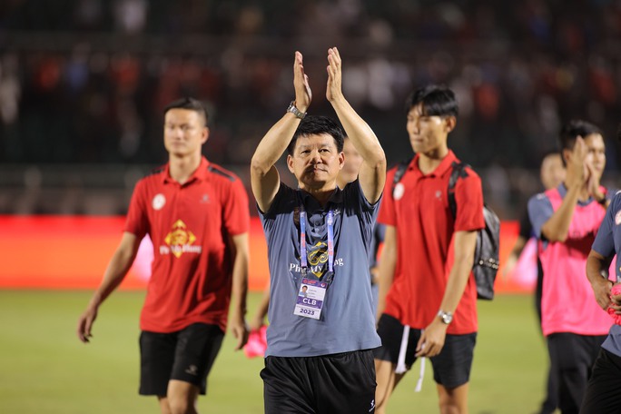 Trụ hạng thành công, HLV Vũ Tiến Thành thừa nhận CLB TP HCM yếu nhất V-League - Bóng Đá