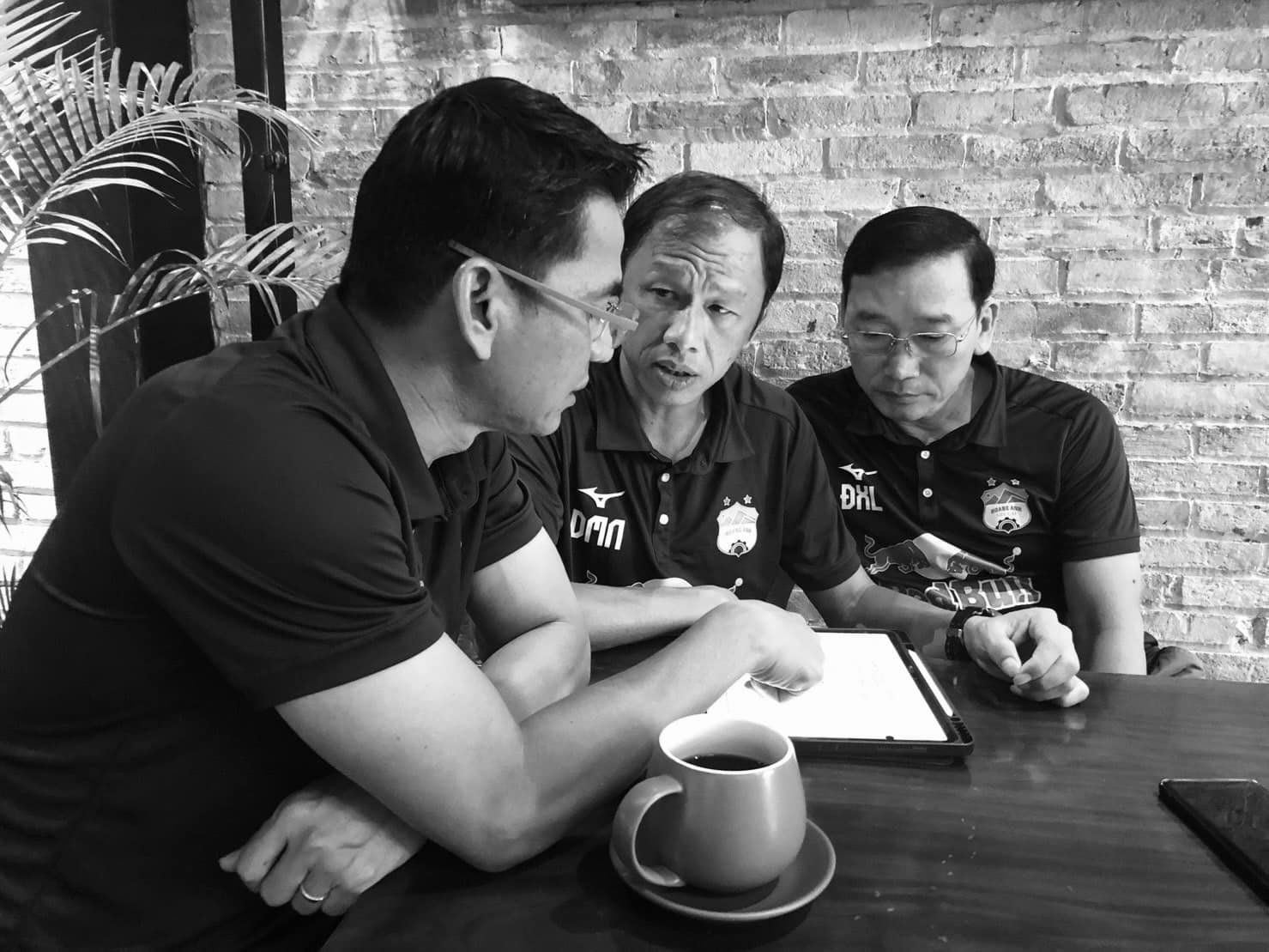 HLV Kiatisuk nghẹn ngào kể về người bạn tri kỷ Dương Minh Ninh - Bóng Đá