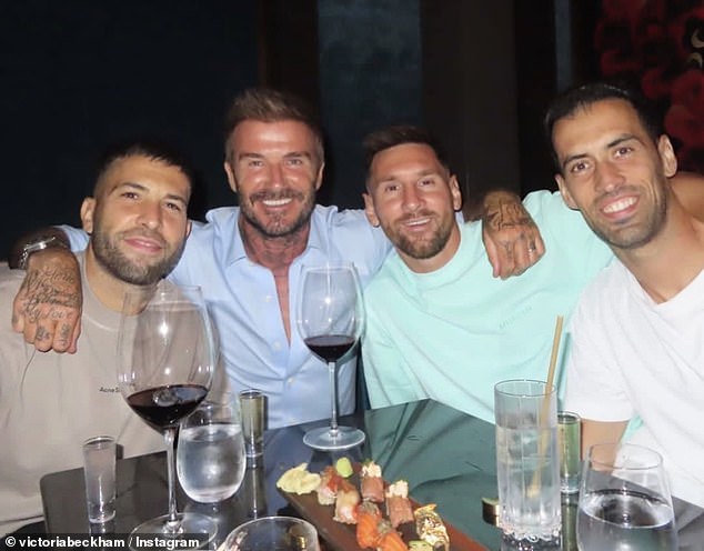 Bữa ăn tối của gia đình Messi, Beckham gián đoạn với một người khách bị thương - Bóng Đá