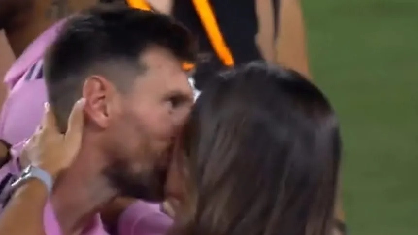 Messi 'hóa phép' Inter Miami, được vợ hôn ngọt ngào trên sân