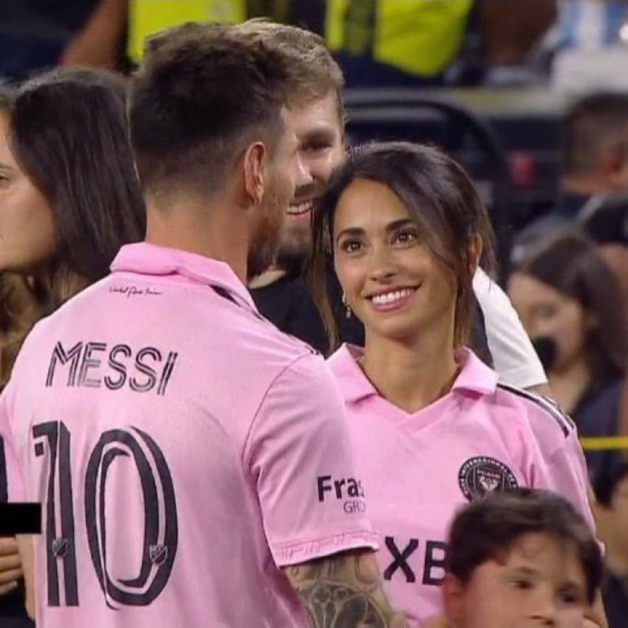 Messi 'hóa phép' Inter Miami, được vợ hôn ngọt ngào trên sân - Bóng Đá