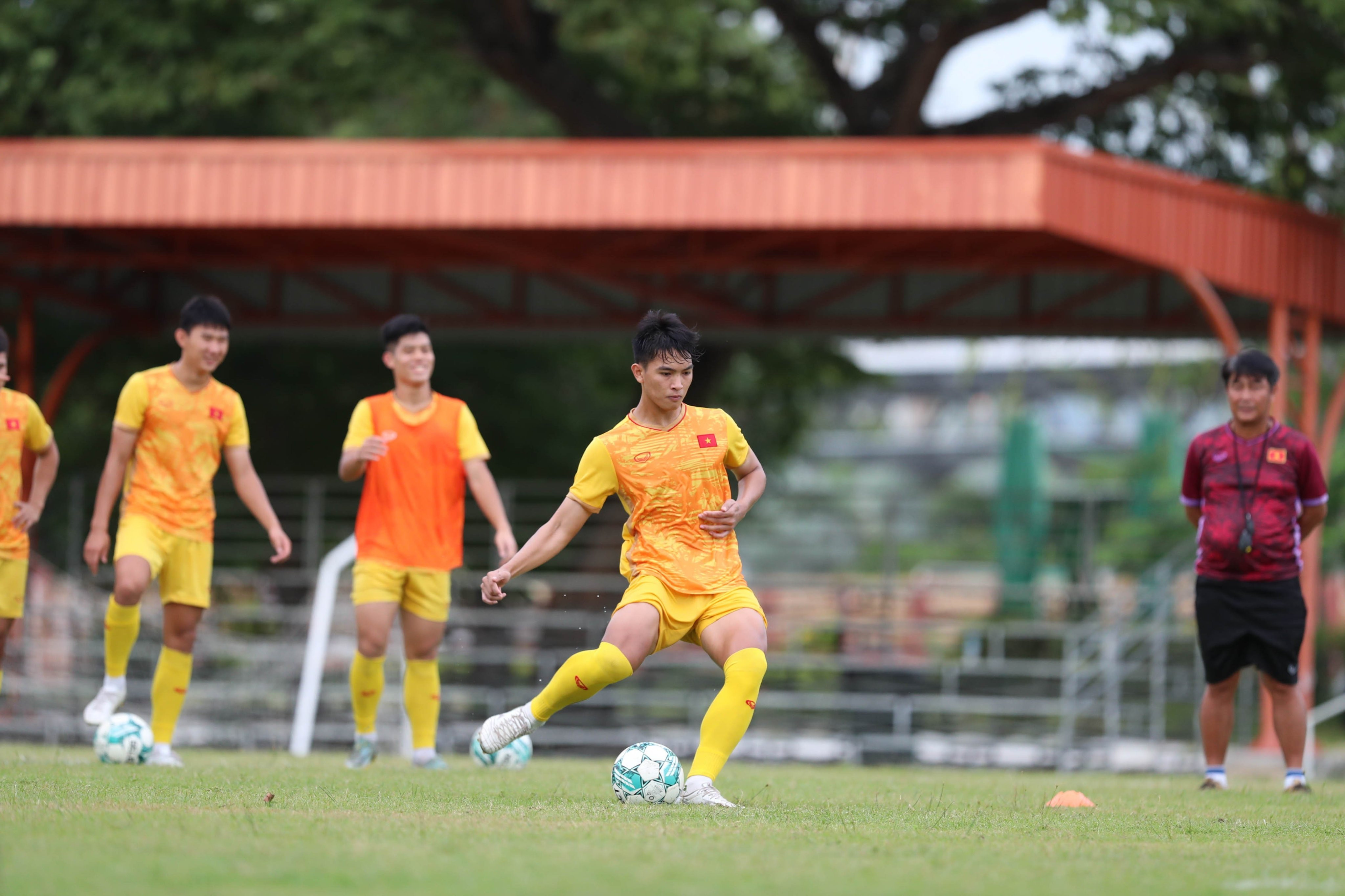Văn Trường cười tươi, muốn 'xé lưới' U23 Malaysia - Bóng Đá