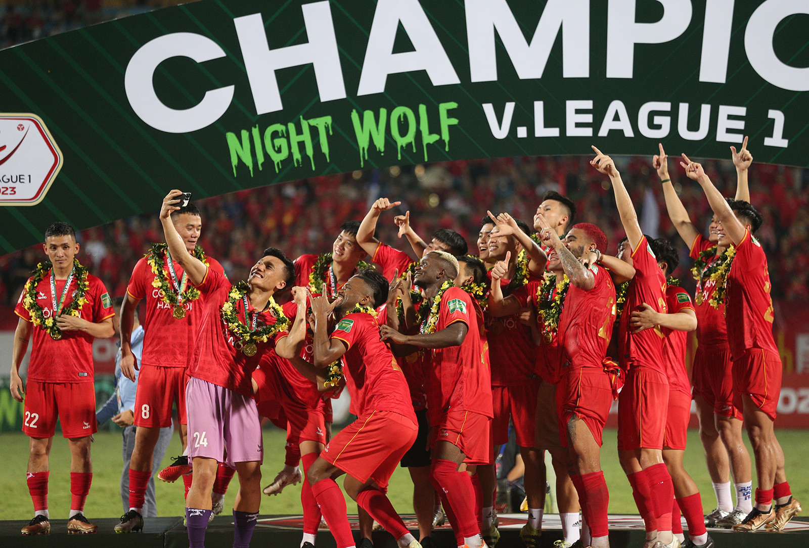 Khoảnh khắc CAHN ăn mừng ngôi vương V-League - Bóng Đá