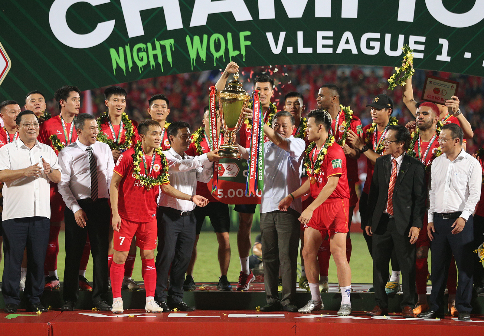 Khoảnh khắc CAHN ăn mừng ngôi vương V-League - Bóng Đá