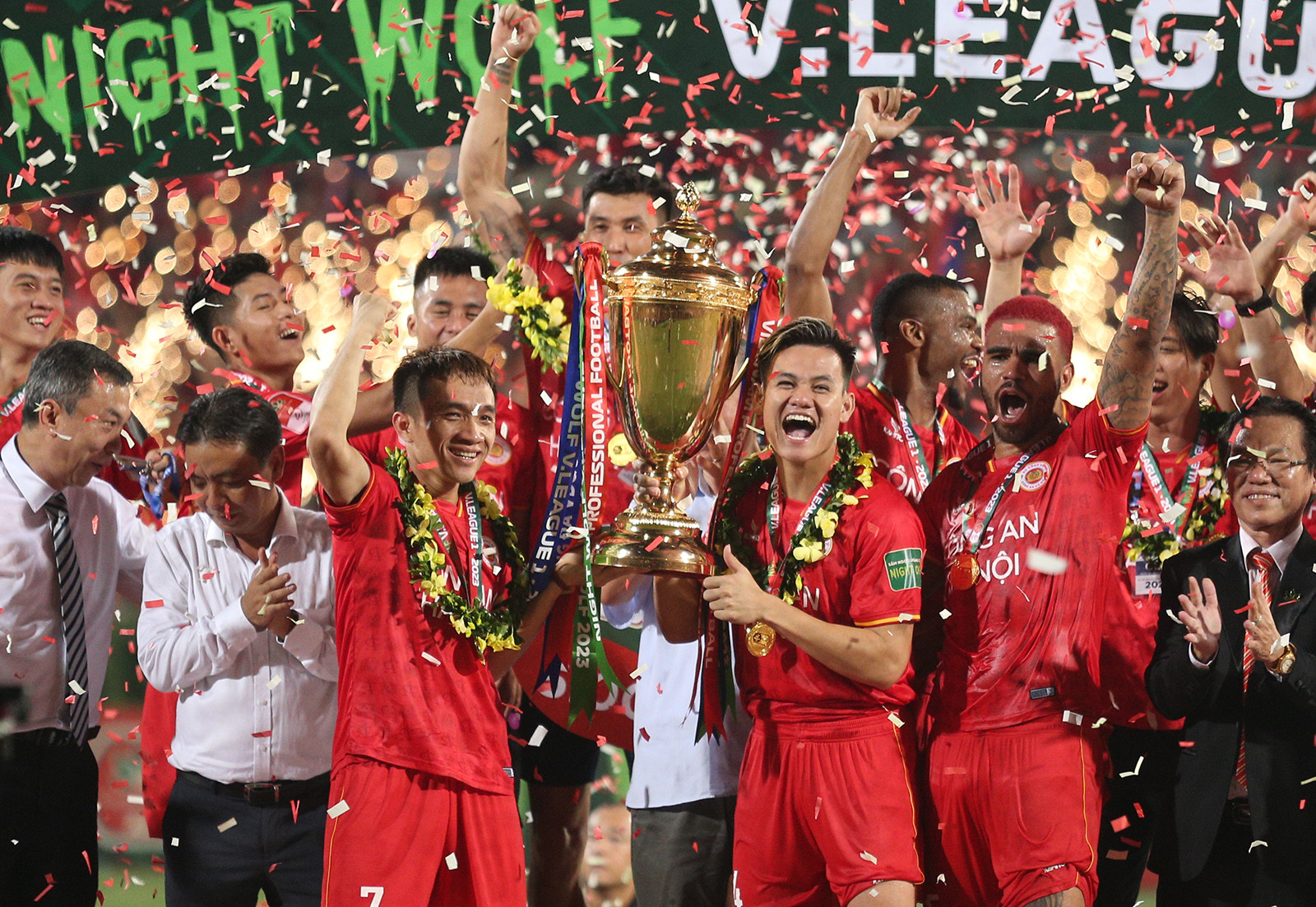 Khoảnh khắc CAHN ăn mừng ngôi vương V-League - Bóng Đá
