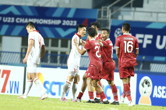 Nhiều CĐV Indonesia vẫn còn bức xúc với pha phạm lỗi của U23 Việt Nam - Bóng Đá