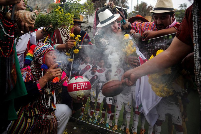 Người hâm mộ Peru tự tin hòa Brazil khi nhờ thầy mo 