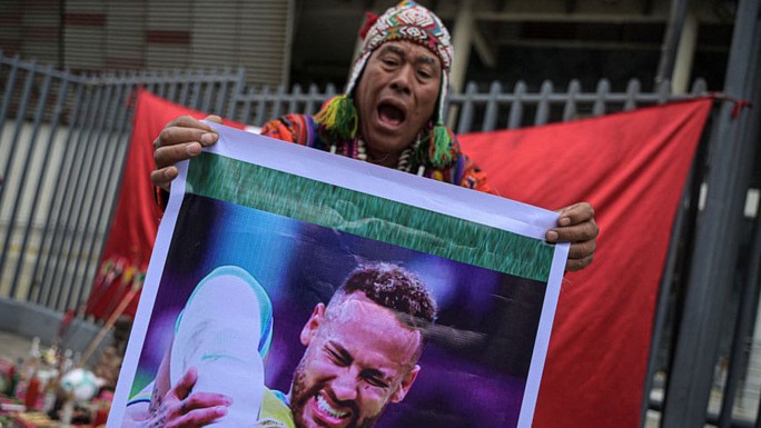 Người hâm mộ Peru tự tin hòa Brazil khi nhờ thầy mo 