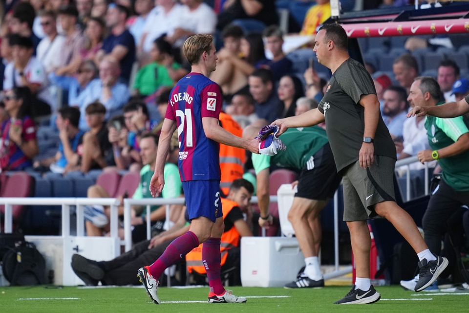 Frenkie de Jong rời sân vì chấn thương - Bóng Đá