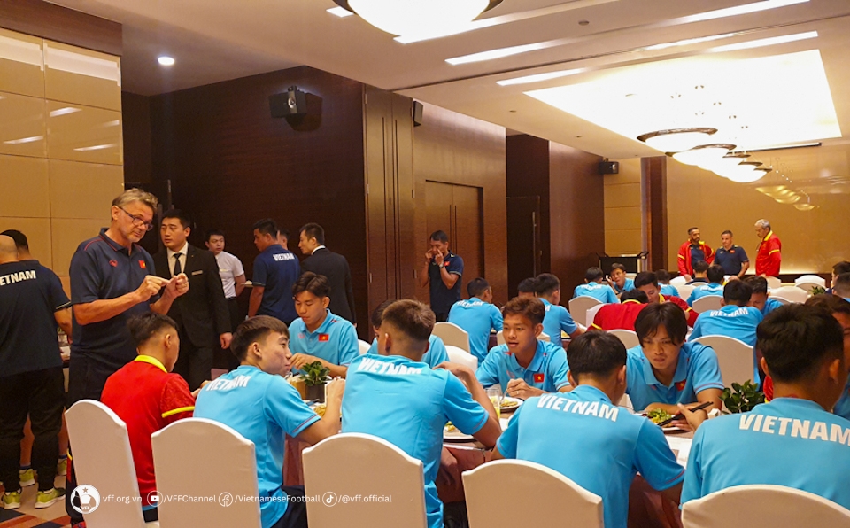 Đội tuyển Việt Nam đặt chân đến Trung Quốc, chuẩn bị đấu chủ nhà - Bóng Đá