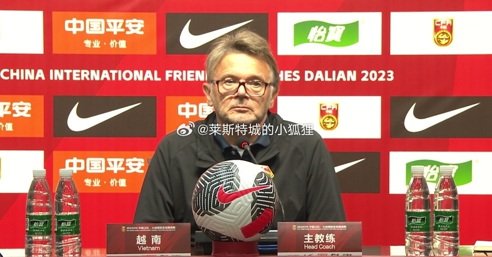 HLV Troussier hài lòng 1 điều trong trận thua Trung Quốc - Bóng Đá