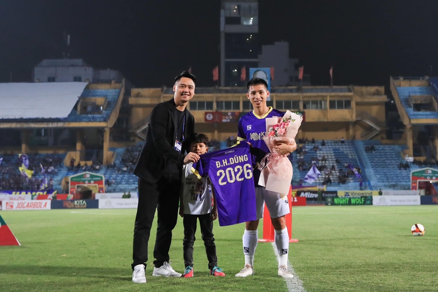 Hà Nội FC khoe chữ ký mới trong ngày hạ đẹp SLNA - Bóng Đá