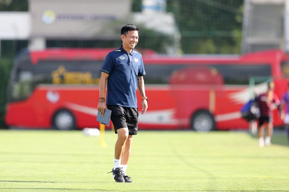 HLV Hoàng Anh Tuấn lên tiếng về tương lai sau khi xem Khánh Hòa thi đấu - Bóng Đá