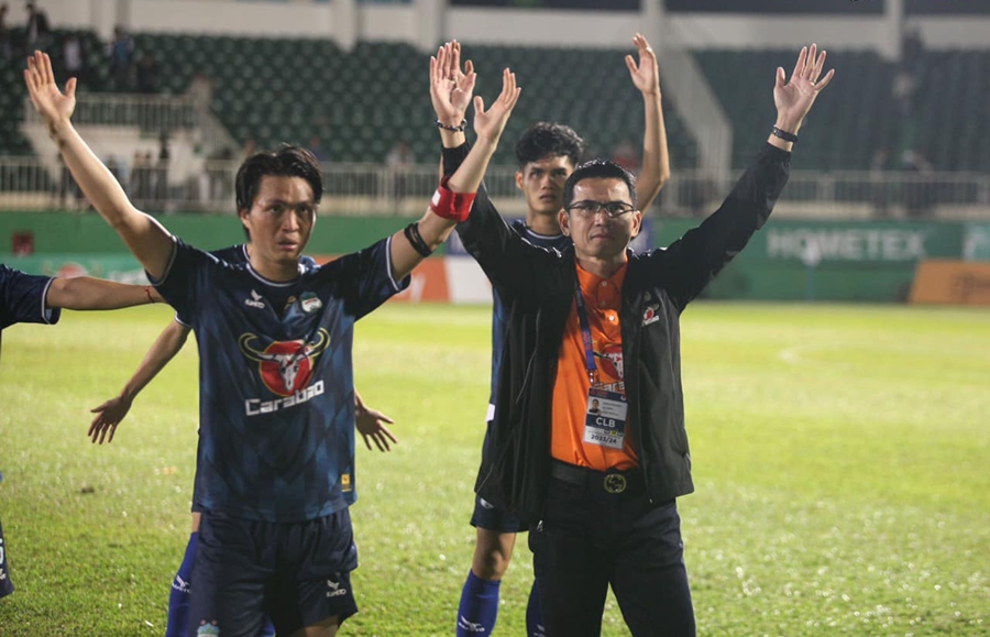 Thắng trận đầu tại V-League, HLV Kiatisuk Senamuang nói gì? - Bóng Đá