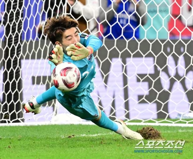 Thủ thành Jo Hyeon-woo cản phá thành công quả phạt đền của Ả Rập Xê Út. Ảnh: Sportschosun.