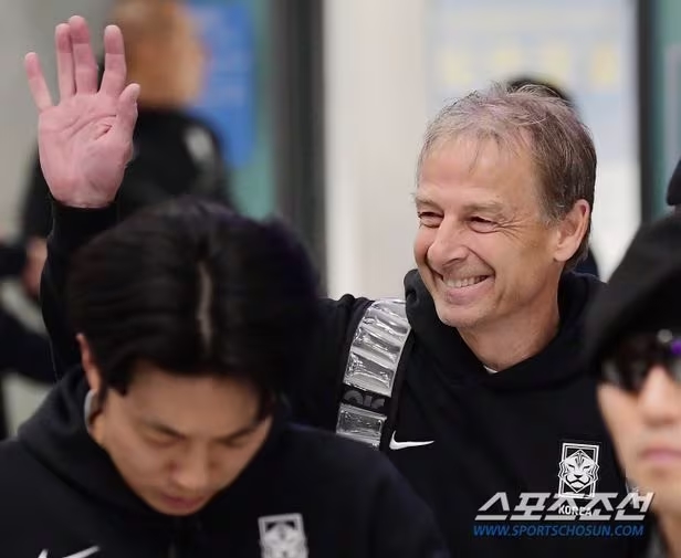 HLV Jurgen Klinsmann có hành động khiến CĐV Hàn Quốc phẫn nộ - Bóng Đá