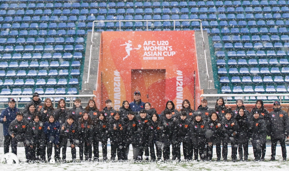 U20 nữ Việt Nam làm quen sân đấu Nhật Bản trong ngày tuyết rơi - Bóng Đá