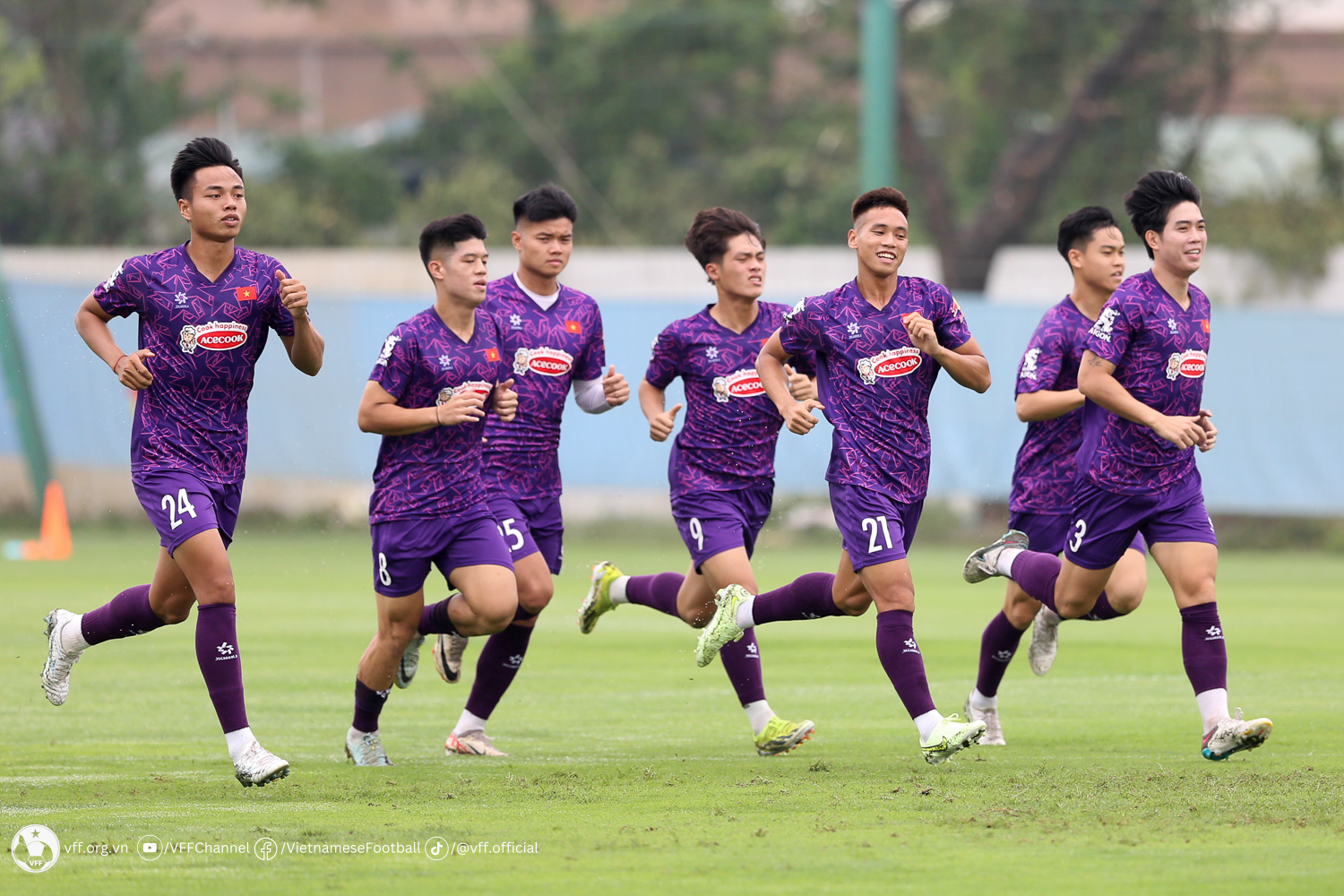 Đình Bắc và dàn sao U23 Việt Nam rạng rỡ ở buổi tập đầu cùng HLV Hoàng Anh Tuấn - Bóng Đá