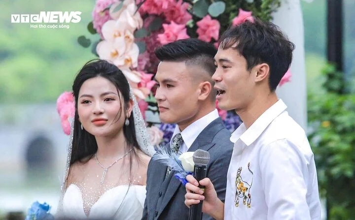 Nguyễn Văn Toàn báo tin vui của Quang Hải. Ảnh: Thanh Trang - VTC News.