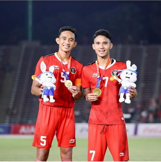 Evan Dimas đăng hình ảnh Marselino Ferdinan và Rizky Ridho khoe HCV SEA Games trong bài đăng động viên của mình.