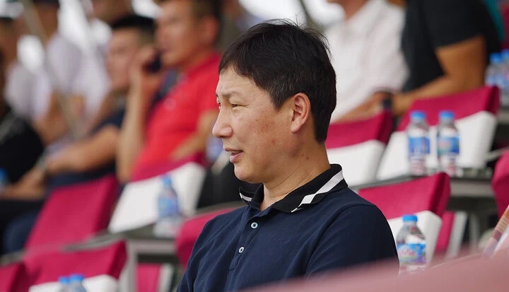 Ảnh bài viết HLV Kim Sang-sik đi xem đội bóng của thầy Park, HLV Mai Đức Chung nói lời thật vụ trở lại tuyển nữ