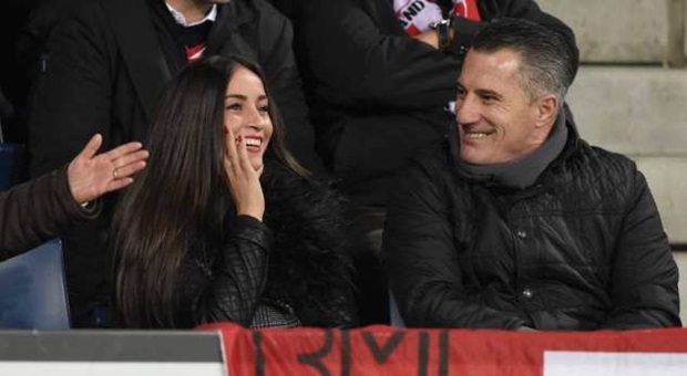 Ngắm cô vợ xinh như mộng của “bom tấn” Arsenal