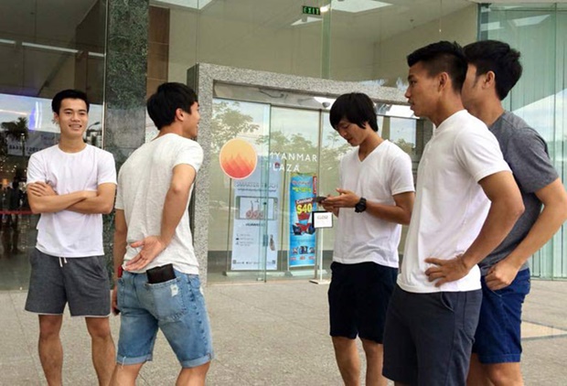 Các tuyển thủ Việt Nam có buổi sáng thoải mái shopping. Ảnh: Internet.