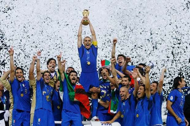 Mặc những scandal ở quê nhà, Azzurri vẫn bước lên bục vinh quang cao nhất tại World Cup 2006. Ảnh: Internet.