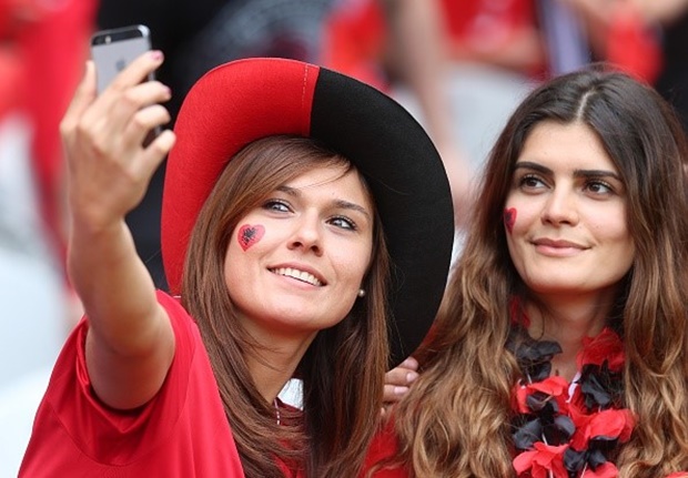 Nhan sắc fan nữ Albania đốt cháy khán đài