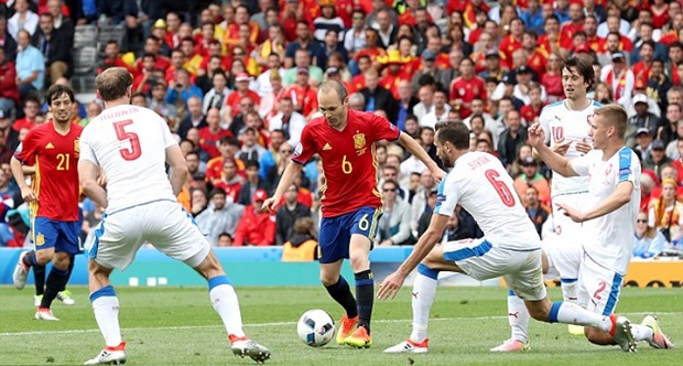 Tình huống chuyền bóng như đặt để Pique ghi bàn là kết tinh của tất cả phẩm chất thiên tài trong Iniesta. Ảnh: Internet.