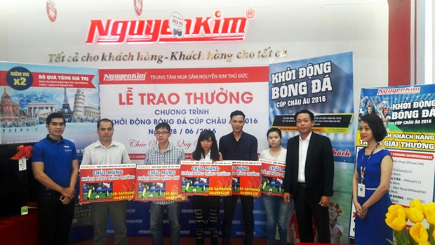 Ảnh bài viết Nguyễn Kim chúc mừng khách hàng trúng thưởng chương trình khởi động EURO 2016
