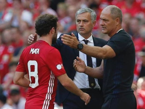 Mourinho lại chơi chiêu với Mata và người hâm mộ
