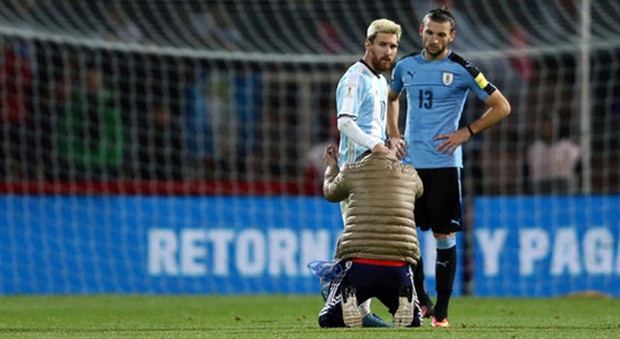 Messi lại bị fan "cuồng" vái lạy giữa sân