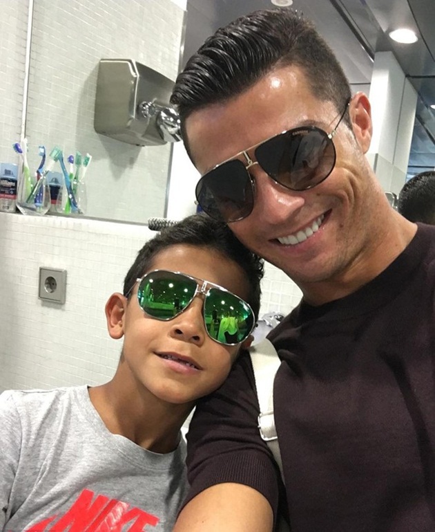 Hình ảnh Ronaldo bên con trai của anh ta sẽ khiến bạn đắm say trong tình yêu gia đình! Chàng cầu thủ danh tiếng luôn thể hiện tình yêu và sự quan tâm đặc biệt đến con trai cưng của mình. Xem những khoảnh khắc tuyệt vời của hai cha con trong những hình ảnh đáng yêu này.