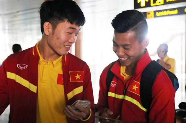 Tuyển Việt Nam chia 2 nhóm bay về TP.HCM