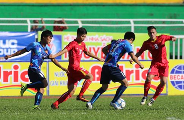 Chê U19 Việt Nam, HLV Phạm Minh Đức khiến HLV Hoàng Anh Tuấn ‘nóng mặt’