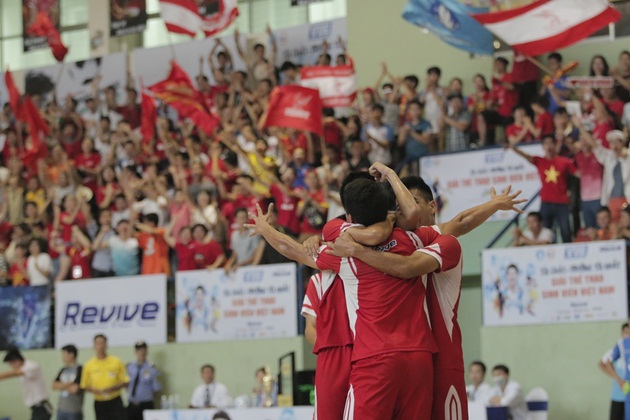 “Cú đúp vàng” làm nên lịch sử cho Futsal Bách Khoa Hà Nội - Bóng Đá