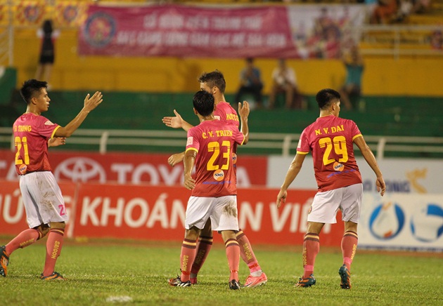 Ngoại binh “giành” đá phạt đền với đội trưởng Sài Gòn FC - Bóng Đá