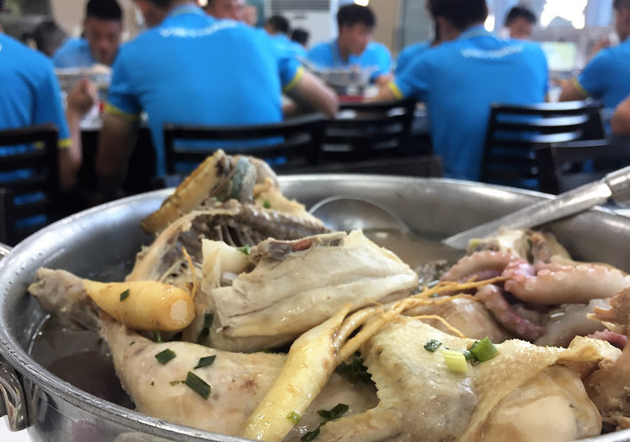 U22 Việt Nam được tẩm bổ gà hầm sâm trước trận gặp Mokpo City FC