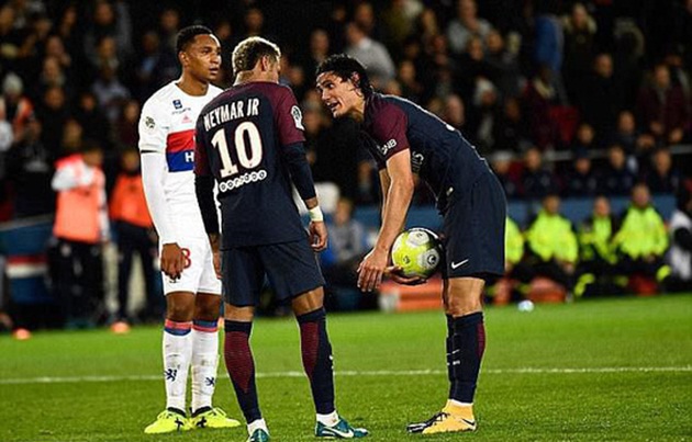 Cavani đồng ý nhường Neymar đá phạt - Bóng Đá