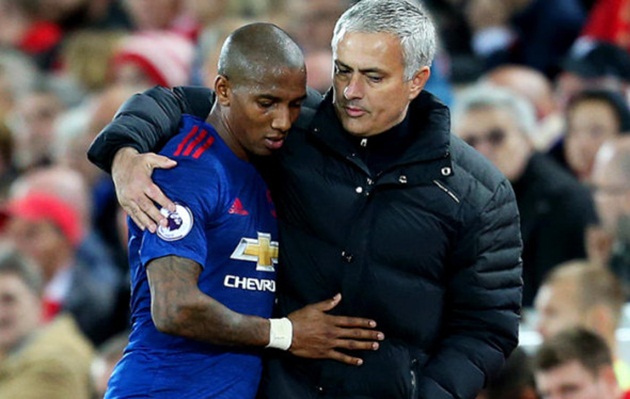 Ảnh bài viết Mourinho được khuyên không nên vắt kiệt sức Ashley Young