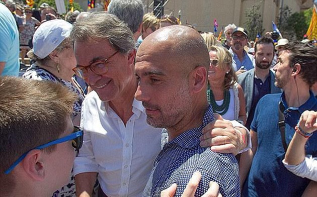 HLV Guardiola bị cảnh sát điều tra