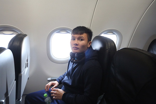 U23 Việt Nam di chuyển lên máy bay, dàn xế “khủng” túc trực chờ đón - Bóng Đá