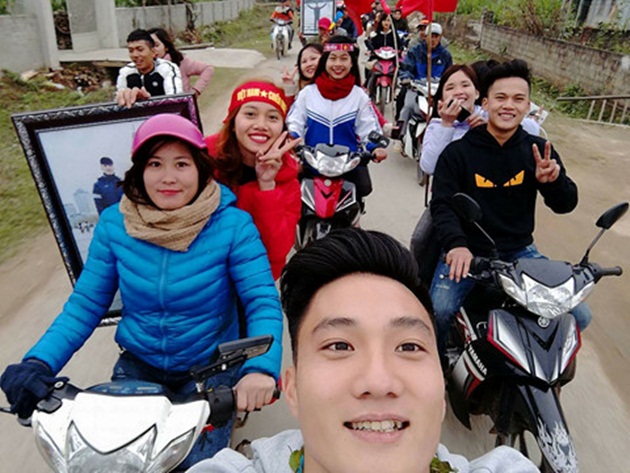 Người dân huyện miền núi Nghệ An nồng nhiệt đón thủ môn U23 Việt Nam - Bóng Đá