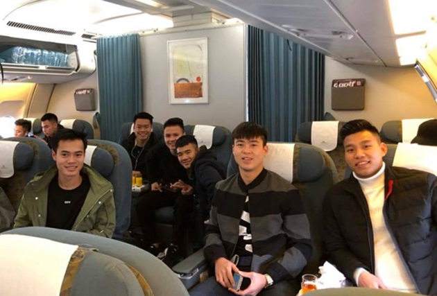 Vừa về gia đình, tuyển thủ U23 Việt Nam lại Nam tiến mừng công - Bóng Đá