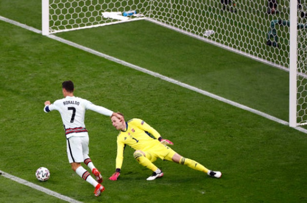 Ronaldo lập công chuộc tội, Bồ Đào Nha vượt ải Hungary - Bóng Đá