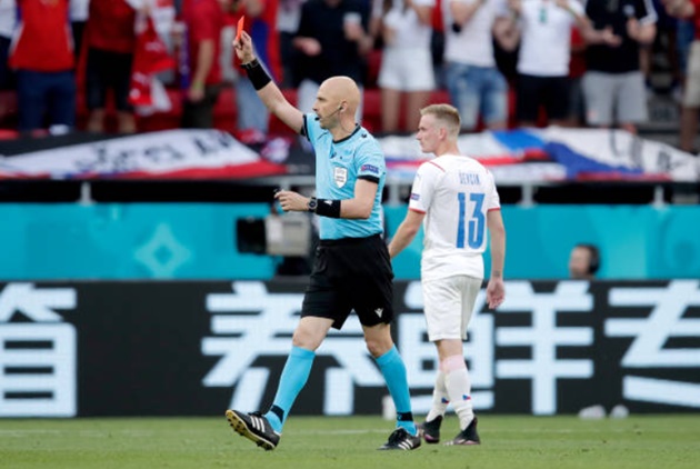 Trọng tài thay đổi quyết định sau khi xem xét công nghệ VAR.