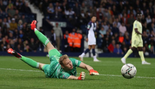 Ramsdale sẽ là nguồn động lực cho Bernd Leno.
