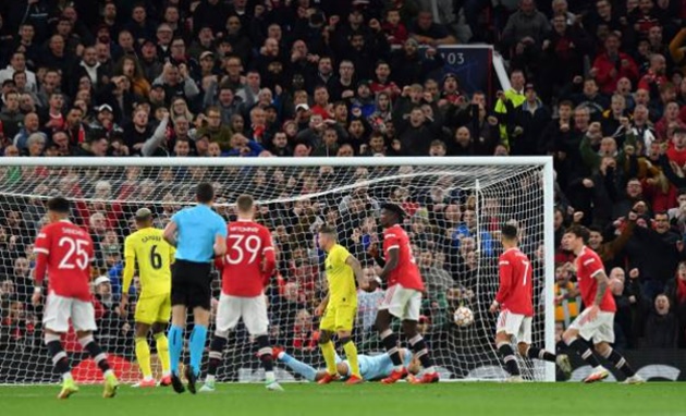 Bóng đi ngoài tầm với của thủ thành Rulli.