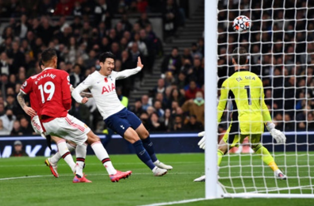 Son Heung-min sút vọt xà khi đối mặt De Gea.
